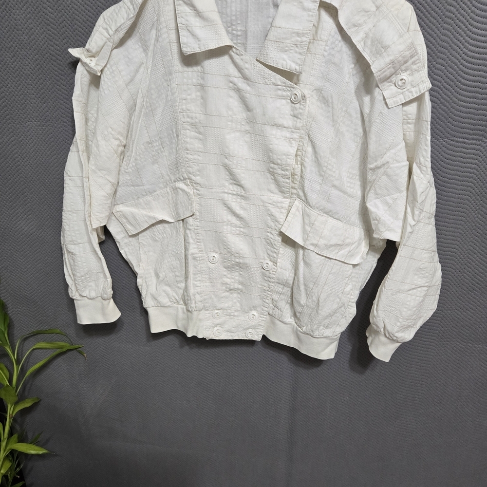 Sophisticated White Suit Jacket with Sleek Design‎